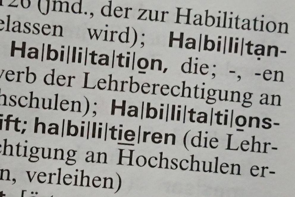 Postdocs & Habilitierende Das Bild zeigt einen Ausschnitt aus dem Duden und unter anderem das Wort "Habilitation".