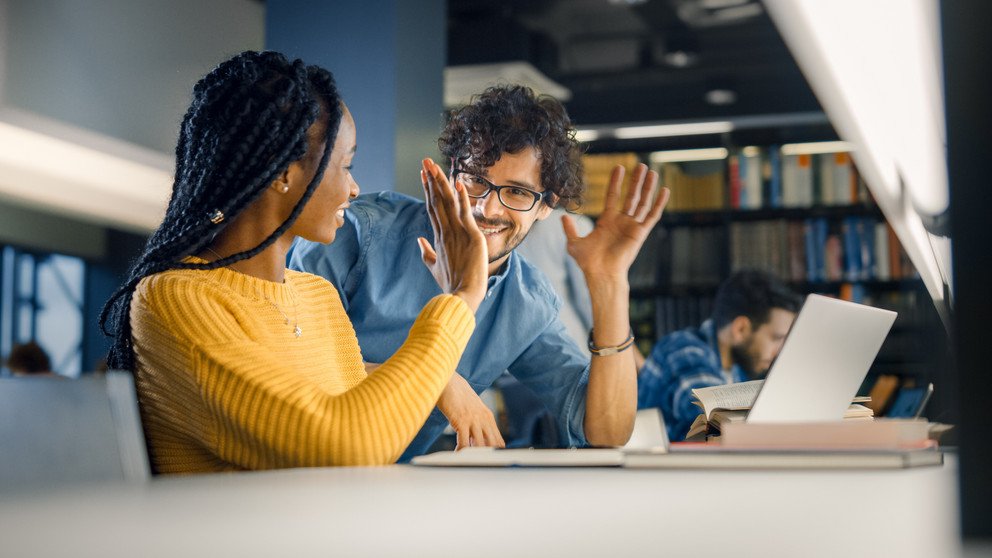 Zwei Forschende in der Bibliothek