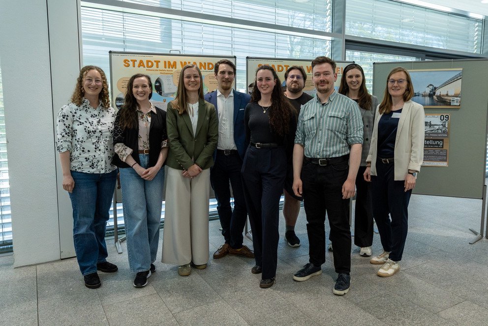 Die PYREC-Fellows der aktuellen Kohorte: (von links nach rechts) Hanna Roider, Christina Haupt, Lisa Woldrich, Bernhard Kronegger, Kira Braun, Lothar Pietrek, Leon B&ouml;gel, Annika Kroos und Ina Voshage; Foto: Universit&auml;t Passau