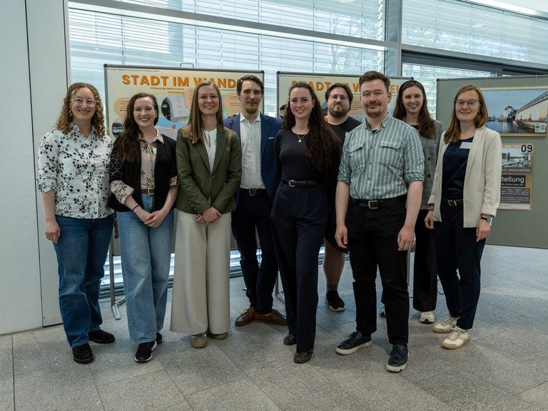 Die PYREC-Fellows der aktuellen Kohorte: (von links nach rechts) Hanna Roider, Christina Haupt, Lisa Woldrich, Bernhard Kronegger, Kira Braun, Lothar Pietrek, Leon B&ouml;gel, Annika Kroos und Ina Voshage; Foto: Universit&auml;t Passau