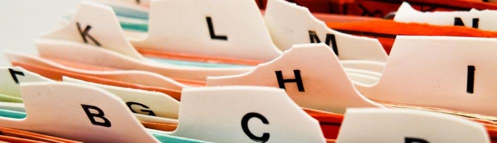 Organisatorisches Es ist ein alphabetisch geordnetes Karteisystem zu sehen.