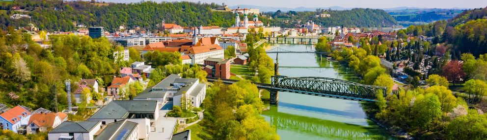 Das Bild ist eine Luftaufnahme der Universität Passau und der Stadt Passau.