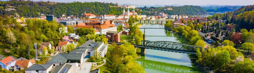 Das Bild ist eine Luftaufnahme der Universität Passau und der Stadt Passau.