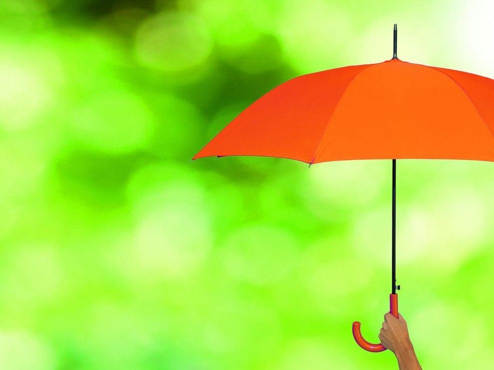 Förderung Es ist ein orangener Regenschirm zu sehen.